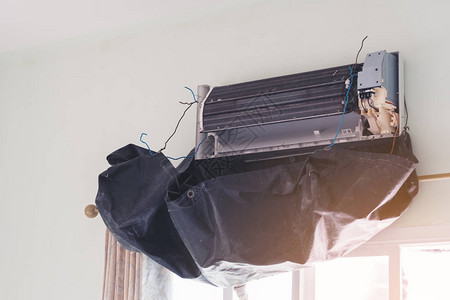 技术员在房子里清洗空调AC或AC是固定的或维护的房间内空调设备的电图片