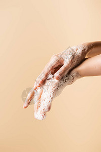 妇女用在米边隔离的肥皂泡沫洗图片