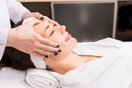 美容师在美容院给女人做手动面部按摩图片