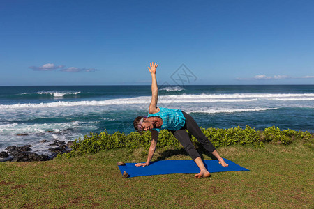 在毛伊夏威夷风景海岸做瑜伽图片