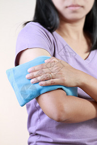 手臂冷或热疗法的女人图片
