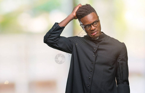 年轻的非洲裔美国牧师在与世隔绝的背景下对问题感到困惑和好奇图片