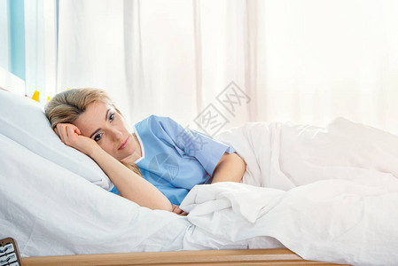 躺在病床上沉思的女人的肖像图片