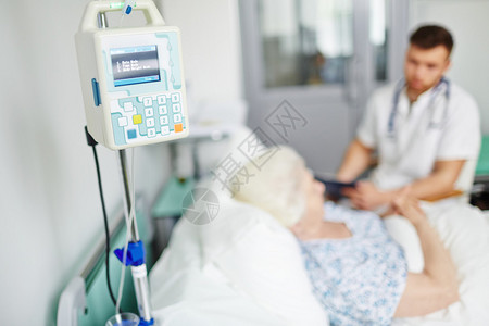 医疗数字式输影机有病人和医图片
