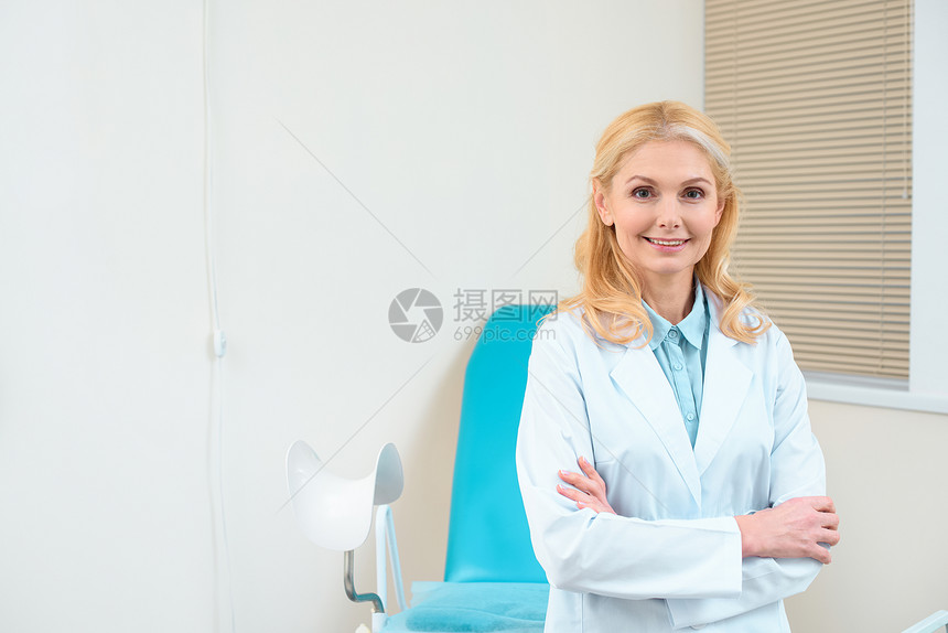 成年女妇产科医生在妇科主席图片