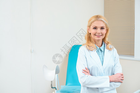 成年女妇产科医生在妇科主席图片