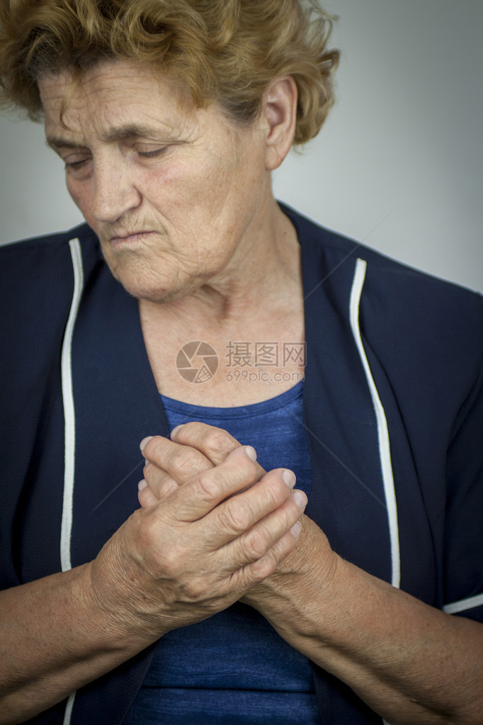 因类风湿关节炎而变形的女人的手疼痛图片