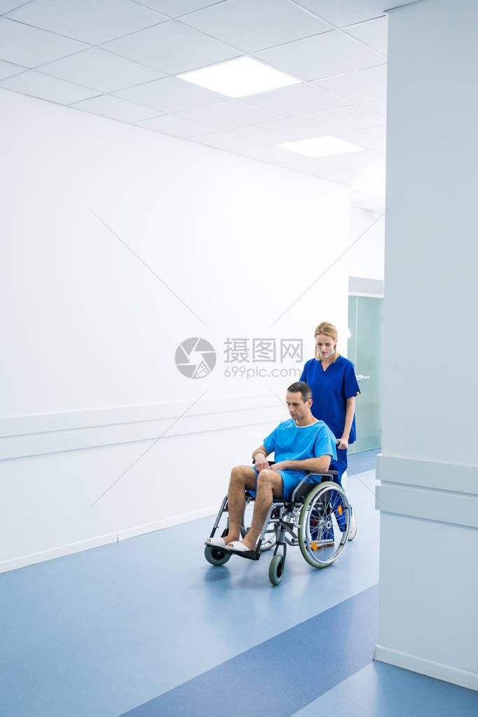 病人在医院走廊轮椅上的伤员和图片
