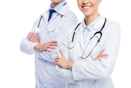 白大衣上的男医生和女医生用听诊器切开的观察结果图片