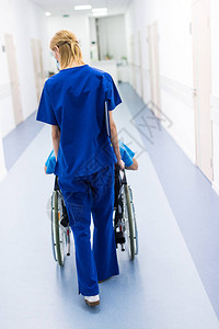 在医院走廊的轮椅上看到外科医图片