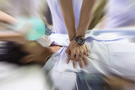 医疗队在医院复苏一名患者CPR图片