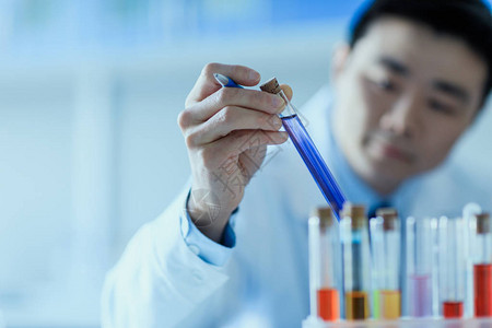 亚洲科学家在实验室外套拿着试管与试剂实验室研究人员概图片