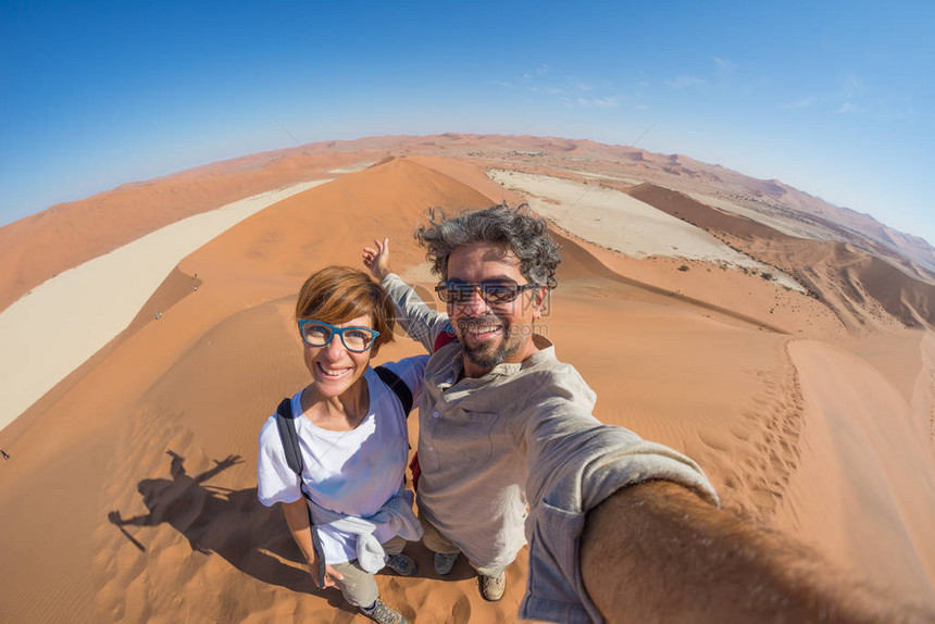 在纳米布沙漠Sossusvlei的沙丘上自拍成人夫妇图片