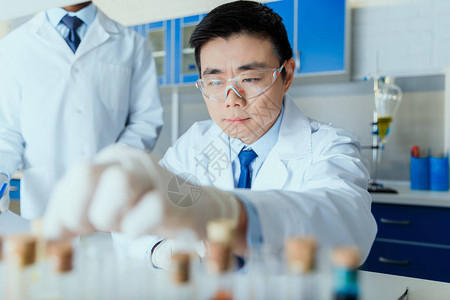 在化学实验室工作的白大衣亚洲科学家图片