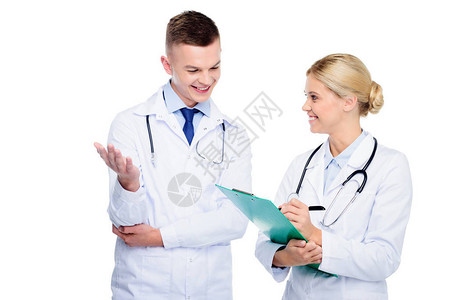 白大衣中带有听诊镜和诊断的男医生和女医生图片