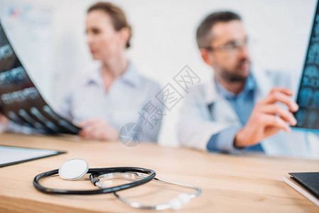 桌上的听诊器近镜头由医生检查背景模糊的图片