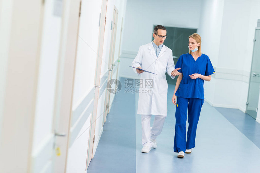 白大衣医生和女外科医生在医院图片