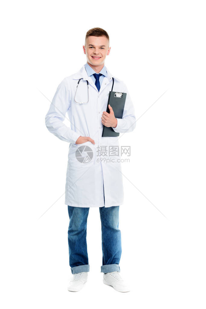 白衣男医生带听诊镜和诊断图片