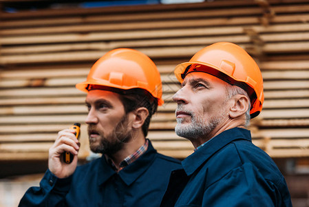 两个头盔的建筑工人和对讲机图片