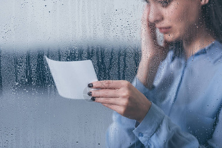 悲伤的女人拿着照片图片