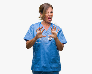中年高级护士医生女人在与世隔绝的背景下厌恶表情不高兴和害怕做厌恶的脸图片