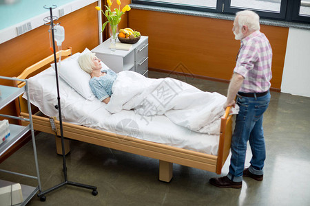 高龄男子在医院探望生病妻子图片