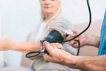 护士对老年妇女测量血压的图片