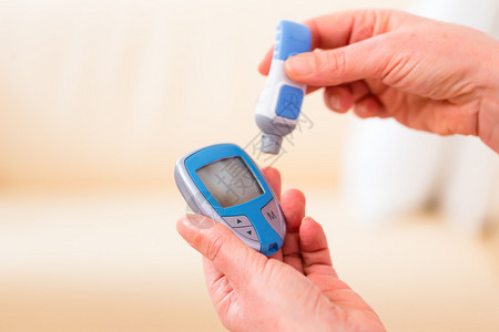 有成人糖尿病的妇女测量血糖和图片