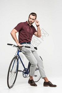 优雅的骑自行车男子在图片