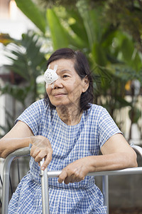 白内障手术后老年人使用眼罩图片