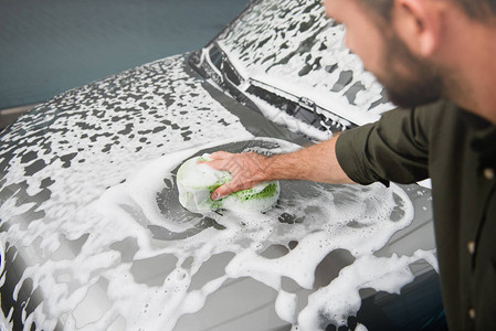 洗车时用抹布和泡沫洗车工人清洁图片