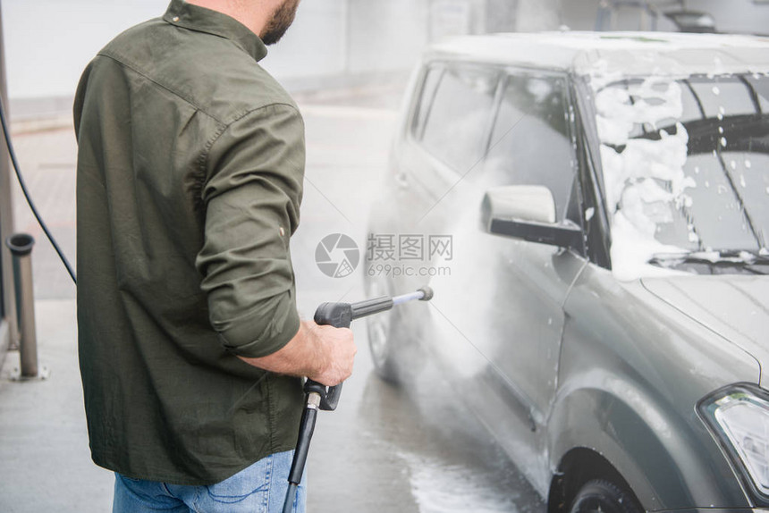 高压水喷气式洗车冲洗时用泡沫清洗汽车的人清洁图片