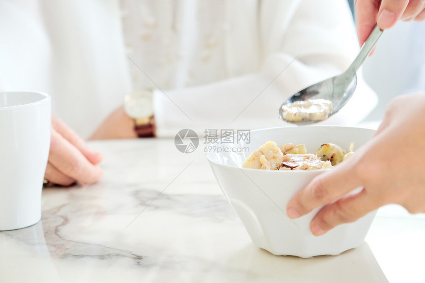 看护给老人送饭吃饭时间图片