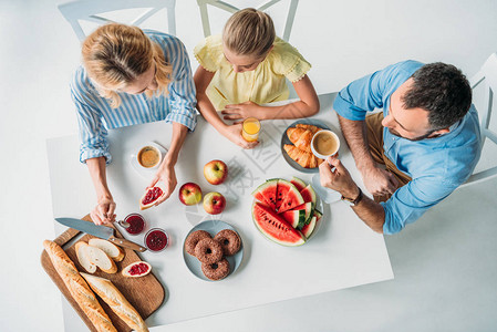 年轻家庭一起吃早餐图片