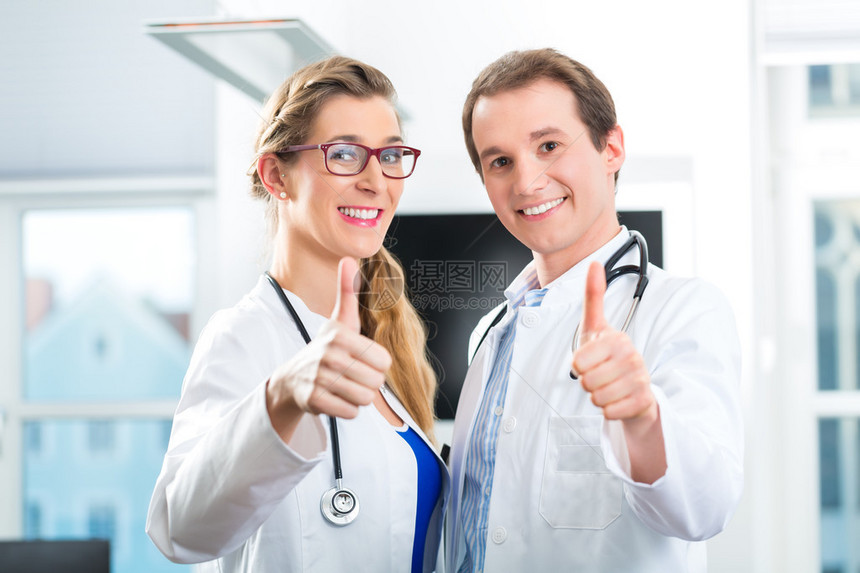 医生男和女站在诊所或医生办图片