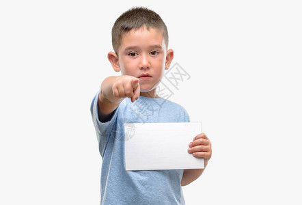 一头黑发的小孩拿着一张空白卡片图片