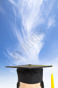 带云背景的毕业上限和思维概念图片