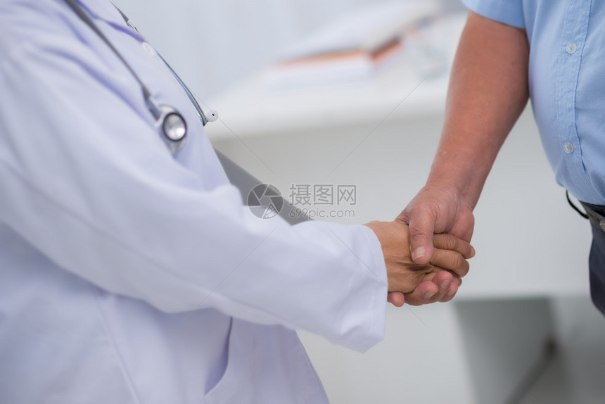医生和病人握手的特写镜头图片