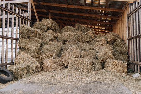 乡村农场堆放干草的谷仓图片