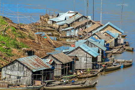 柬埔寨南部农村沿河漂浮的村庄在乡村中流图片
