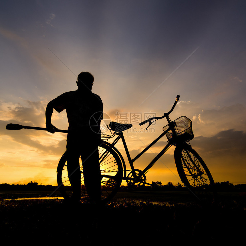 农民的休光月是骑着自行车的美图片