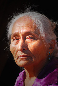年长的纳瓦霍妇女脸背景图片
