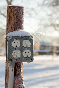 雪覆盖了不符合现行建筑法规要求的电网插座或插座图片