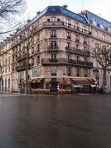 巴黎街角的一家咖啡馆图片