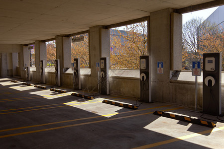 俄勒冈州波特兰停车场的汽车发电站图片