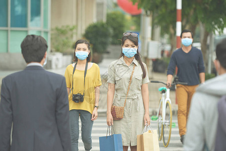 街上戴着防护面具的亚洲人图片