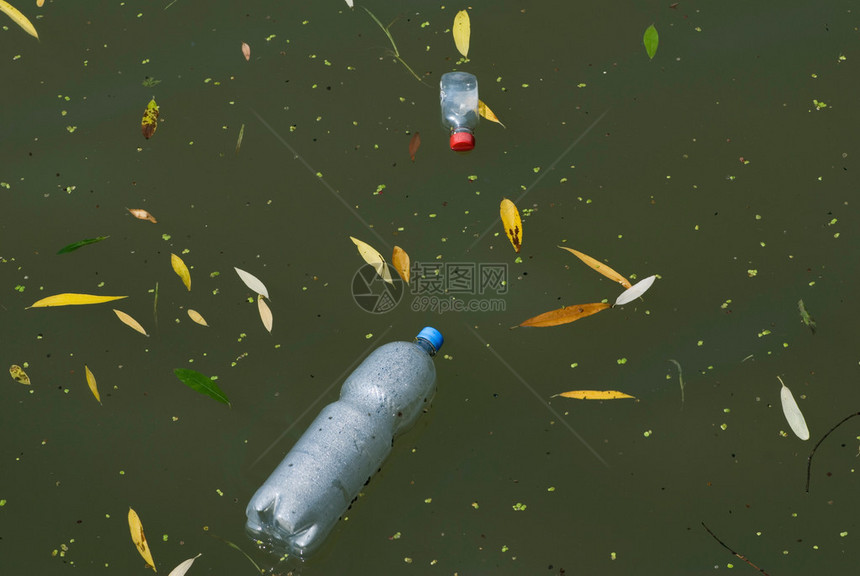 水污染河水中的塑料瓶图片