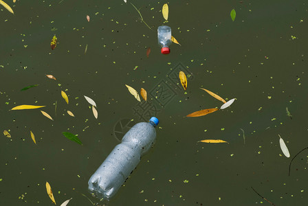 水污染河水中的塑料瓶图片