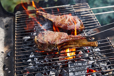 烧烤架上的美味肉和外面的煤块图片