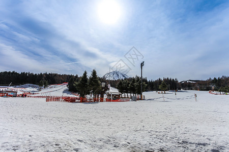 日本富士山附近滑雪场的景色图片